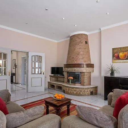 Villa Sleeps 8 With Pool Air Con And Wifi *