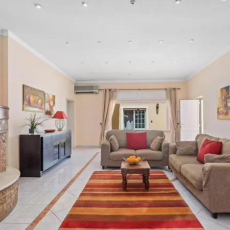 Sleeps 8 With Pool Air Con And Wifi * Cabeco de Camara
