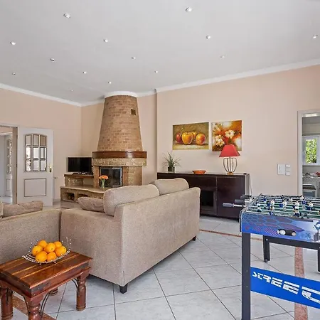 Sleeps 8 With Pool Air Con And Wifi