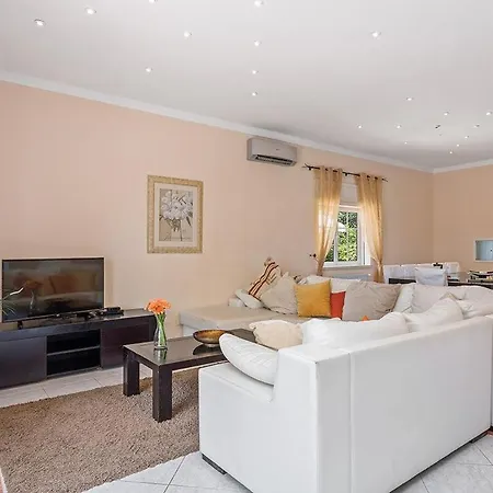 Sleeps 8 With Pool Air Con And Wifi Villa *