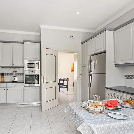 Sleeps 8 With Pool Air Con And Wifi *